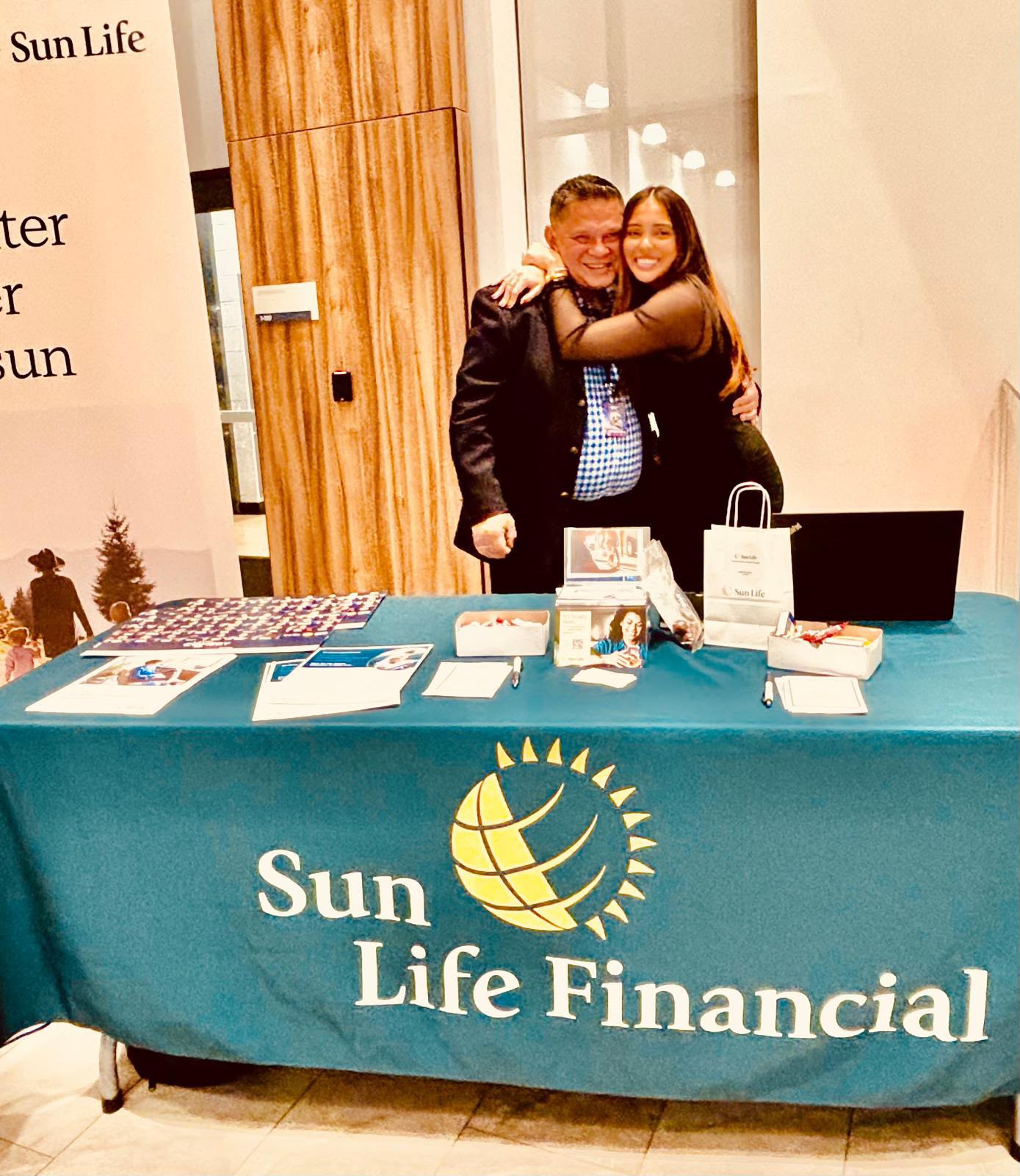 Vanessa Terán con un cliente en el stand de Sun Life